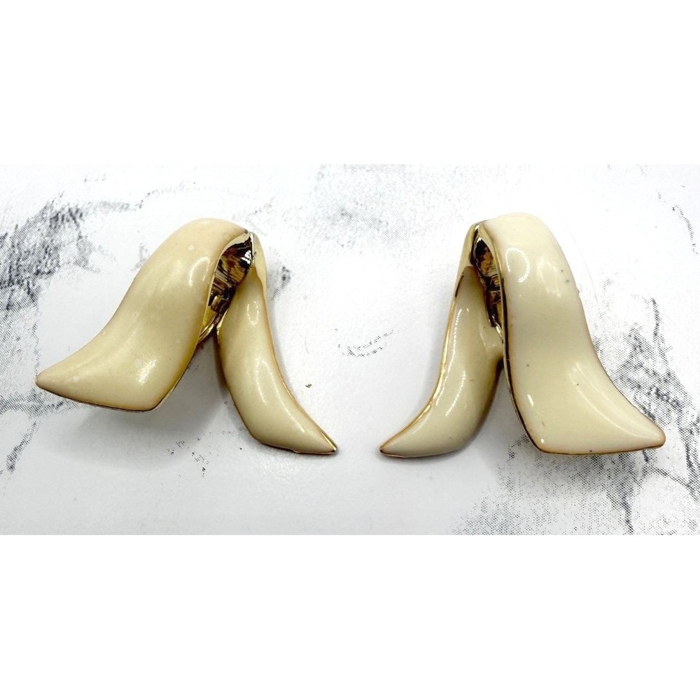 Tancer II Vintage‎ Cream Enamel Clip Earrings Gold Tone